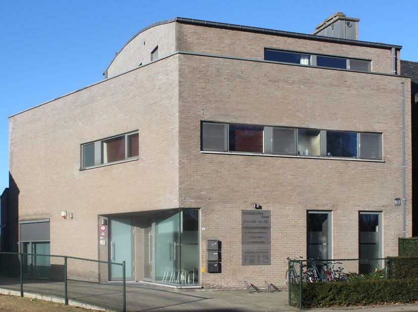 Bedrijfspand/praktijk- of bureelruimte / investeringspand van 210m² gelijkvloers, 150m² kelder, 9 parkeerplaatsen op goede commerciële ligging. Pand m